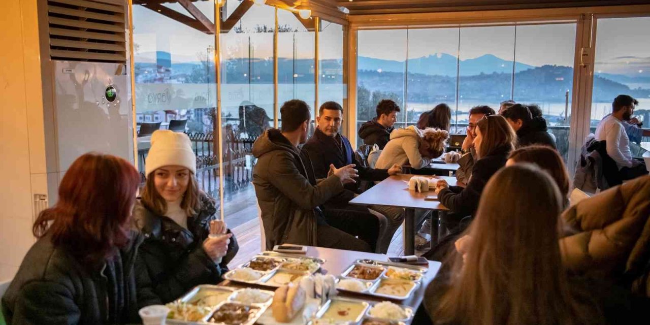 Kuşadası Belediyesi’nden üniversitelilere ücretsiz akşam yemeği