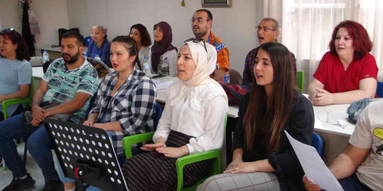 Bu koroda her meslek ve yaş gurubundan kişi yer alıyor