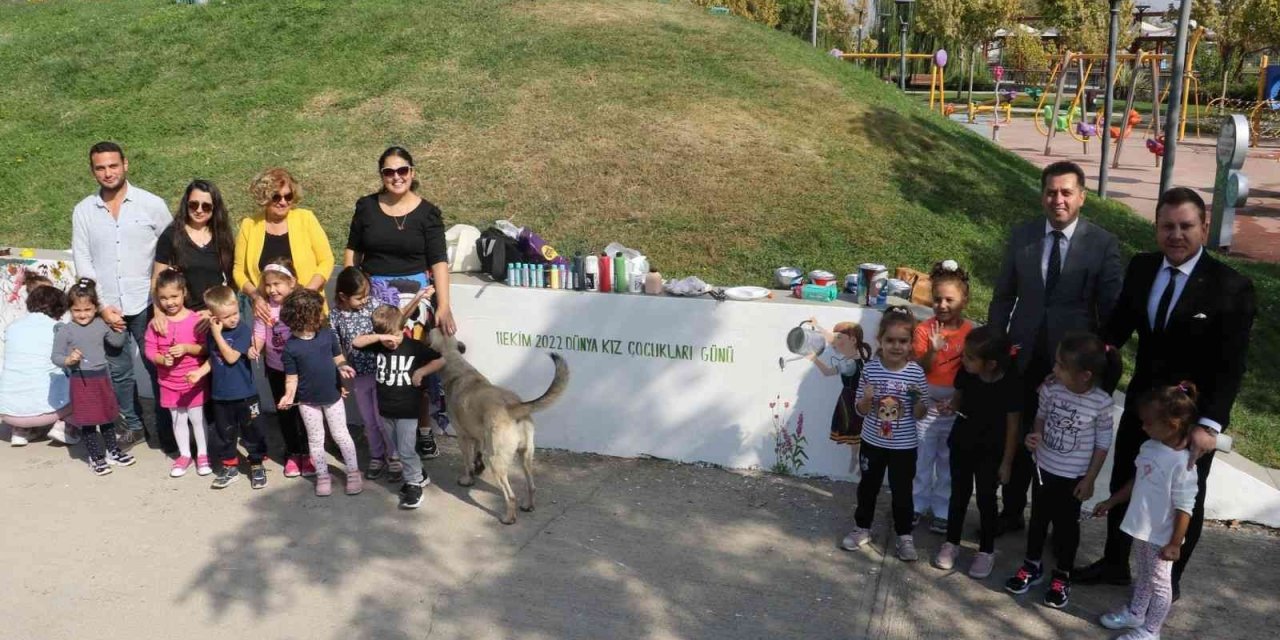 Minikler, Dünya Kız Çocukları Günü için duvarları boyadı