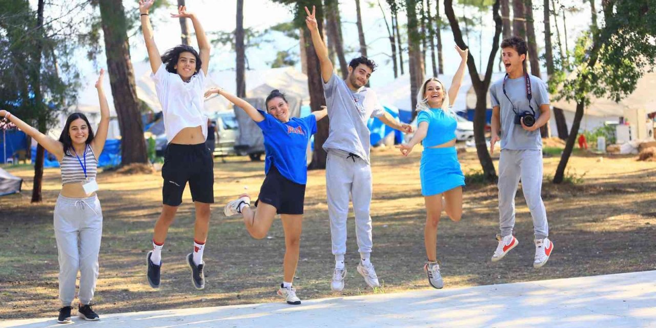 Üniversite öğrencilere Büyükşehir Belediyesi kampında buluştu