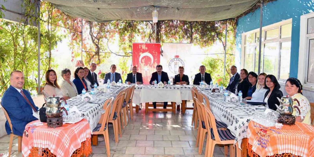 Vali Orhan Tavlı kadın muhtarlarla bir araya geldi