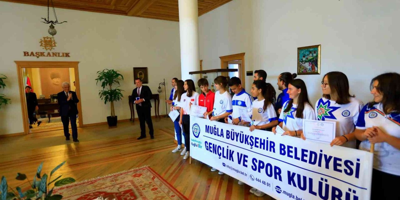 Şampiyon sporcular Başkan Gürün ile bir araya geldi