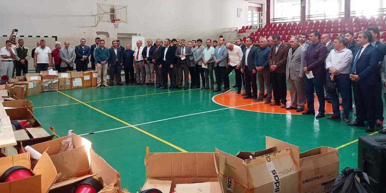 Salihli’deki 58 okulun spor malzemesi Gençlik ve Spor Bakanlığı’ndan