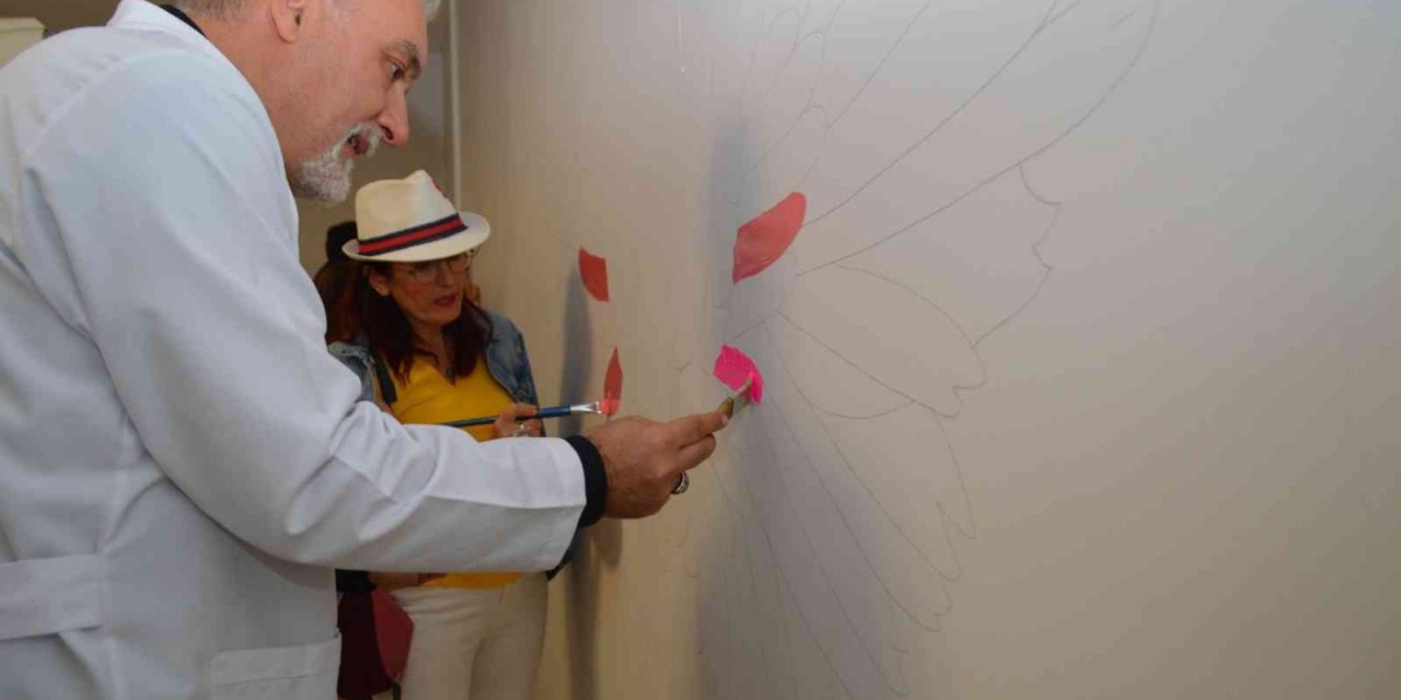 Muğla’da meme kanseri farkındalık ayında mamografi odasının duvarları boyandı