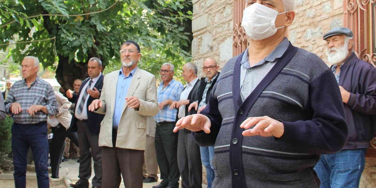 Manisalılar yağmur için ellerini semaya açtı