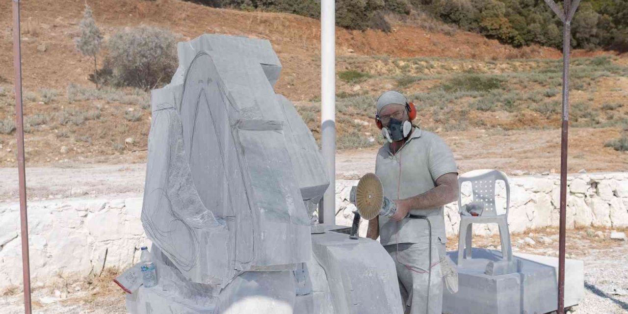 3.Uluslararası Kuşadası Neopolis Heykel Sempozyumu’nda eserler şekilleniyor