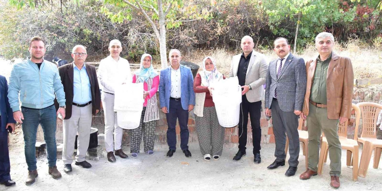 Manisa Büyükşehir Belediyesinden Gördes’e üzüm sıkma makinesi