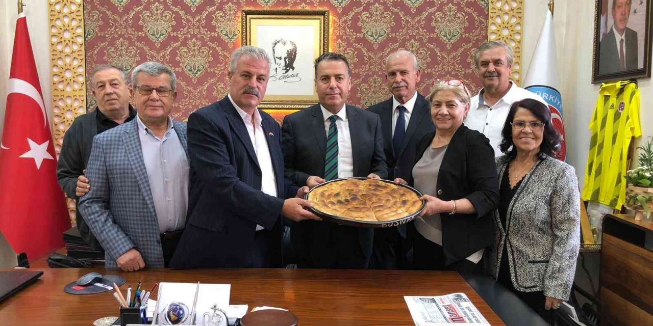 Boşnaklardan Kaymakam Kapankaya’ya Boşnak börekli ziyaret