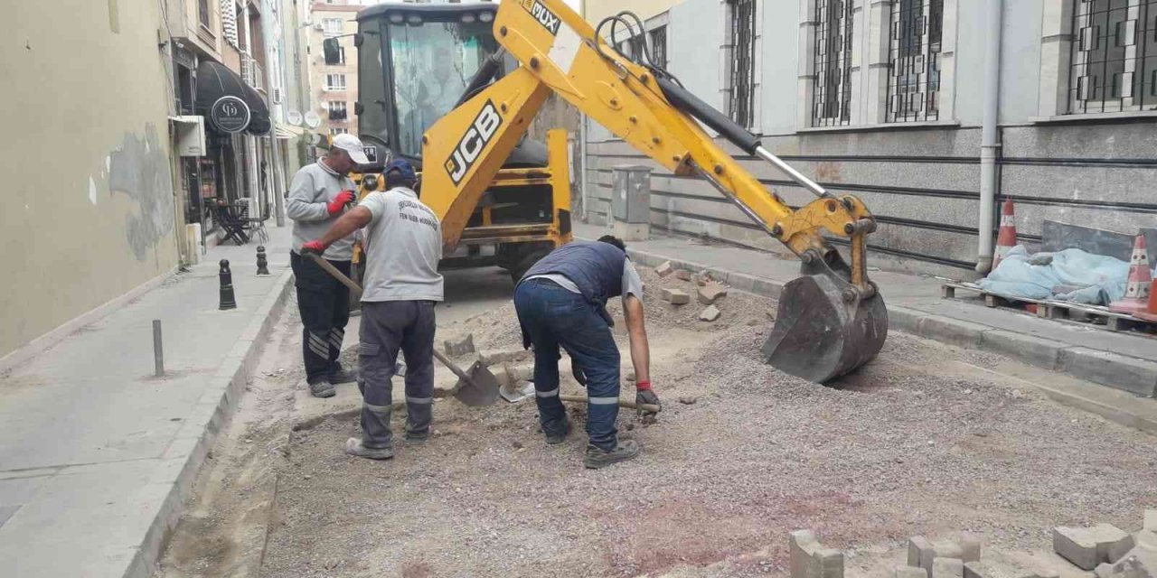 Şehzadeler’de yol onarım çalışmaları devam ediyor