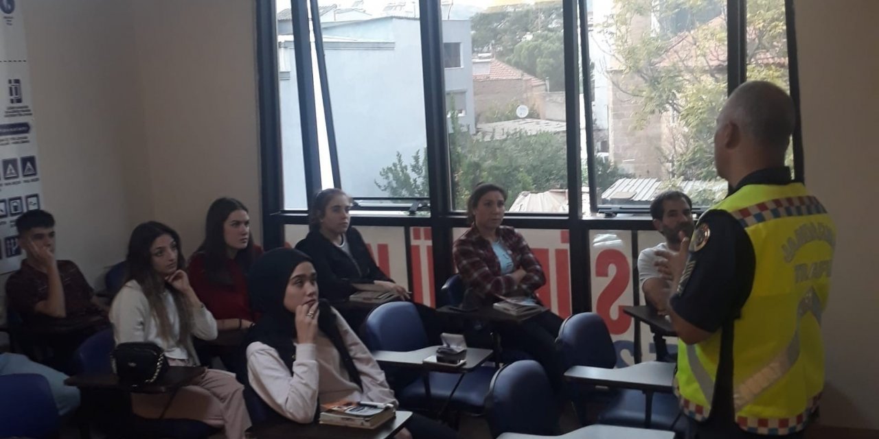 Aydın’da sürücü adaylarına son dersi jandarma veriyor