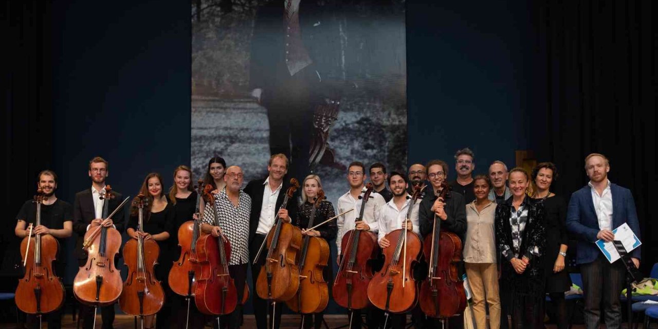 2 bin yıllık besteyi çello ile seslendirdiler