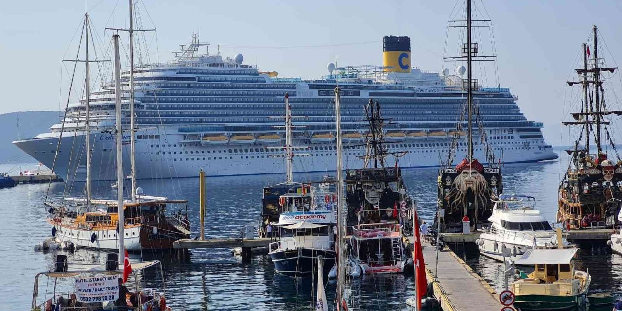 Dev gemiyi gören telefona sarıldı