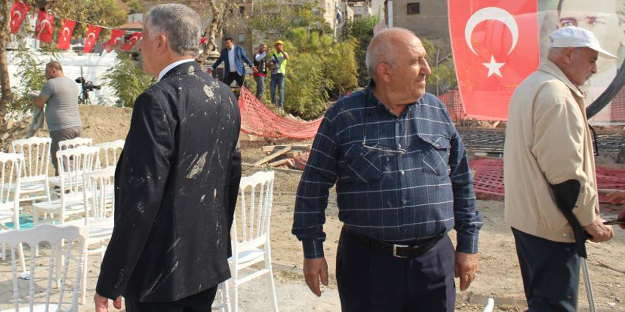 Törende panik anları: Protokol ve davetlilerin üzerine harç sıçradı