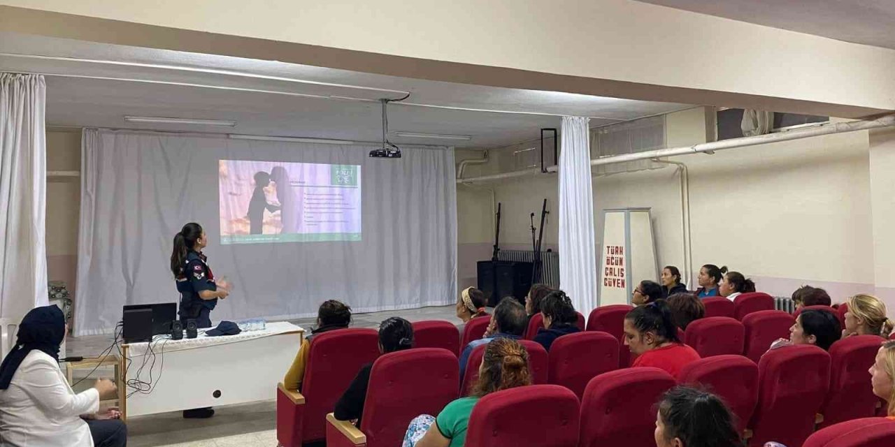 Bozdoğanlı öğrenci velilerine uyuşturucu madde bağımlılığı belirtileri eğitimi verildi