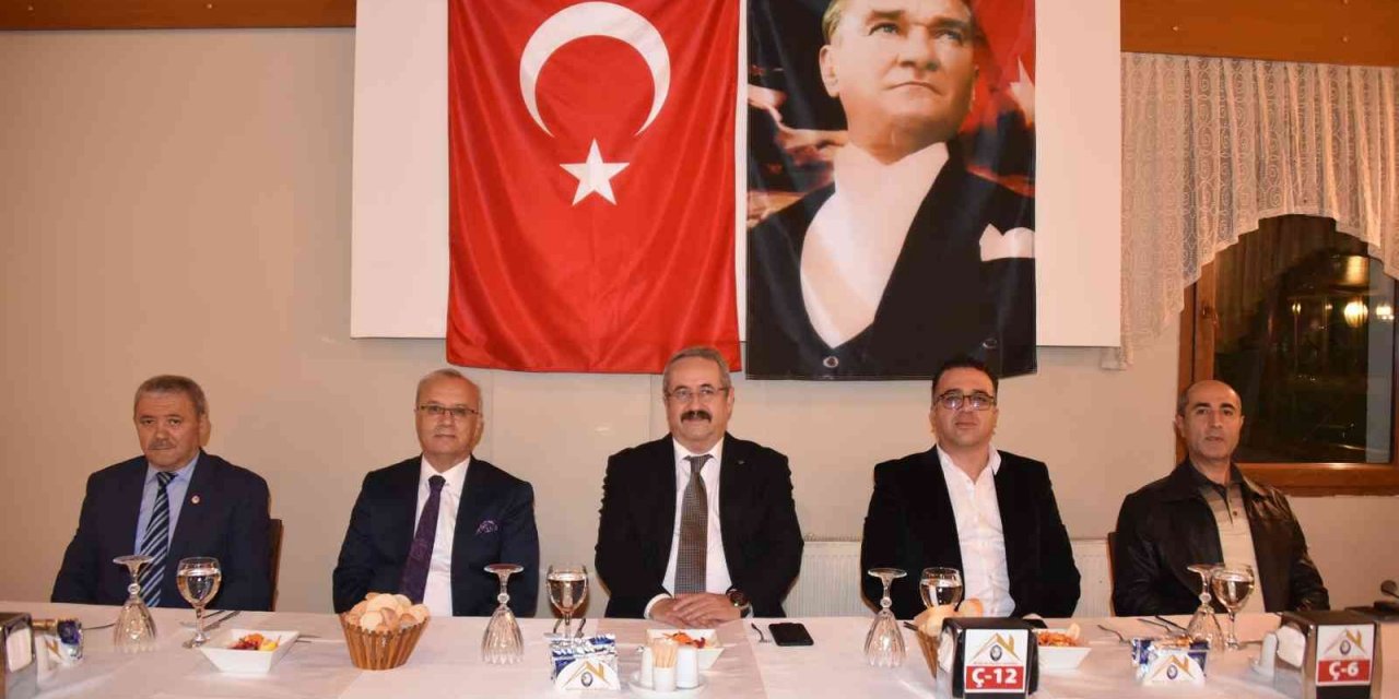Salihli’de muhtarlara yemekli kutlama