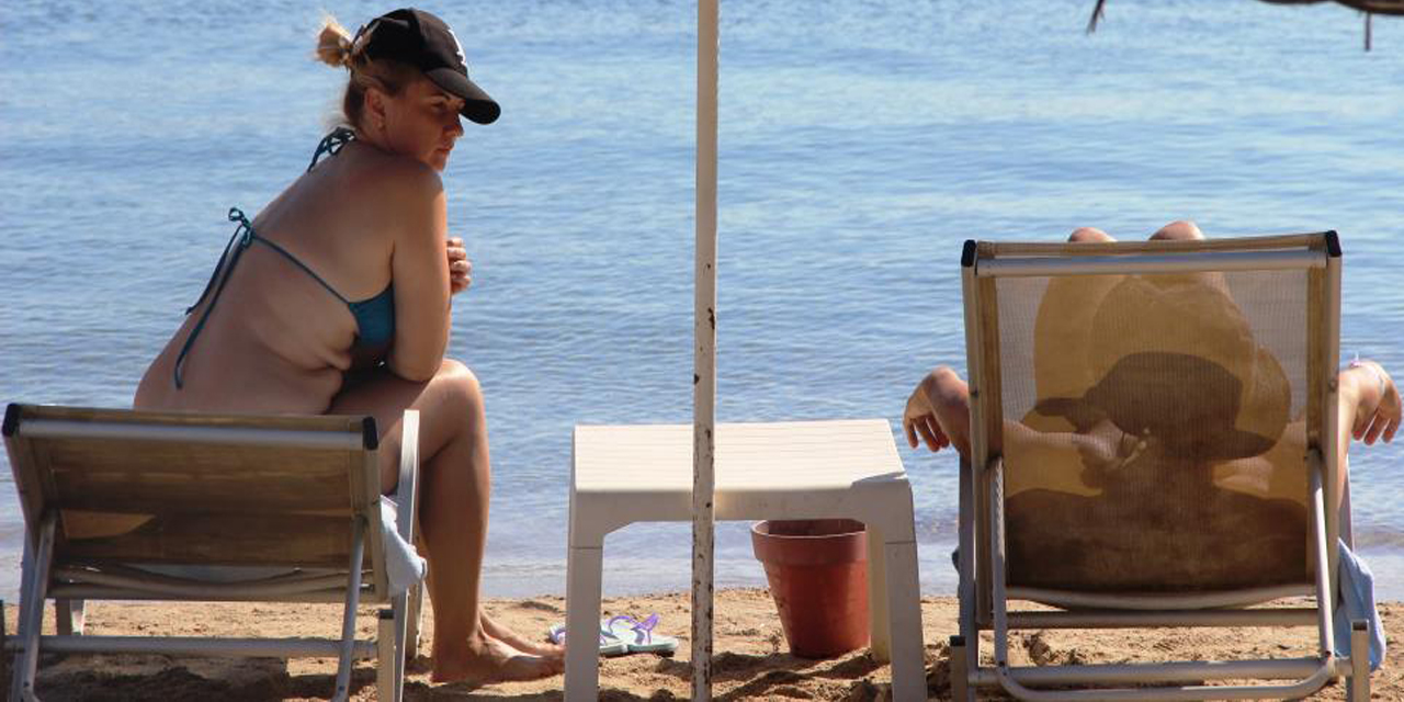 Turistler deniz kum ve güneşin tadını çıkarıyor