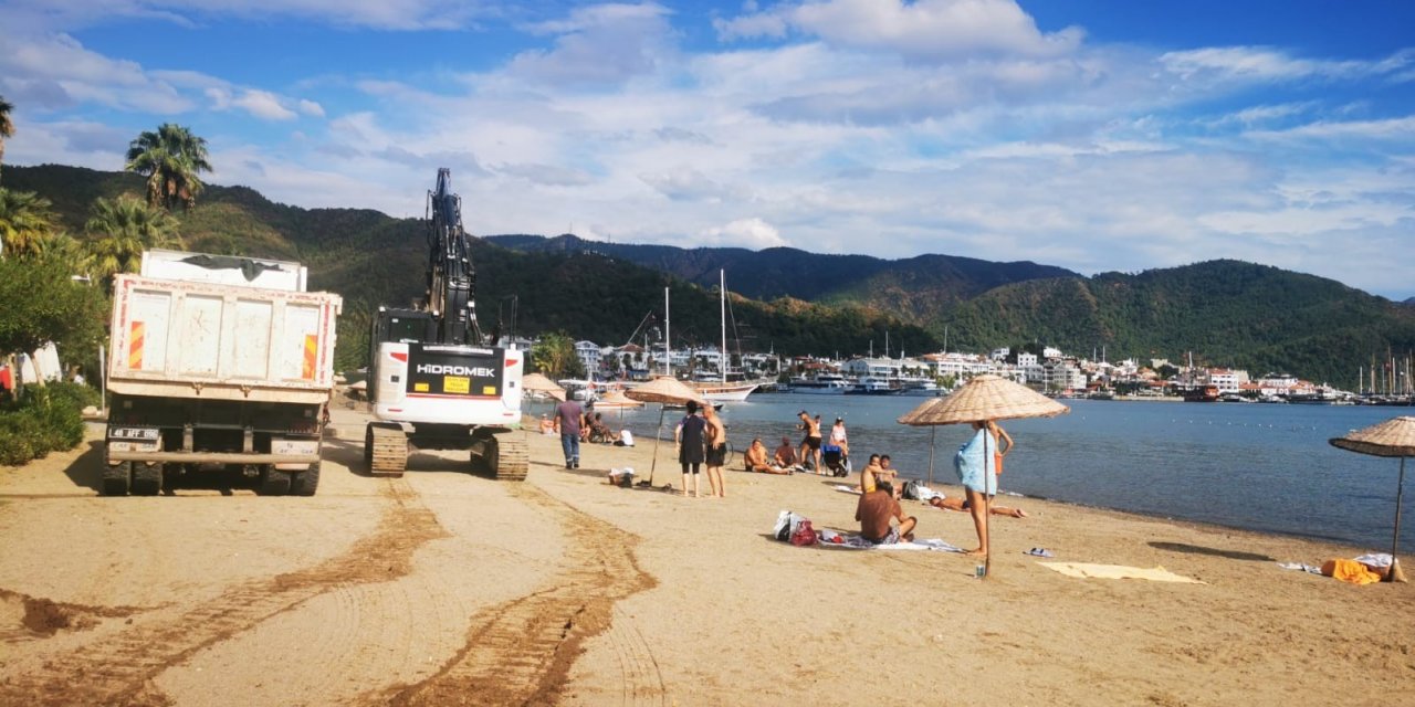 Marmaris’te bir yanda deniz keyfi, bir yanda iş makineli kışa hazırlık çalışması