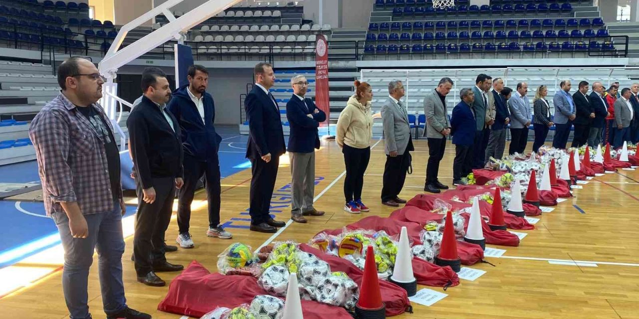 Bakanlıktan Manisa’daki okullara spor malzemeleri desteği