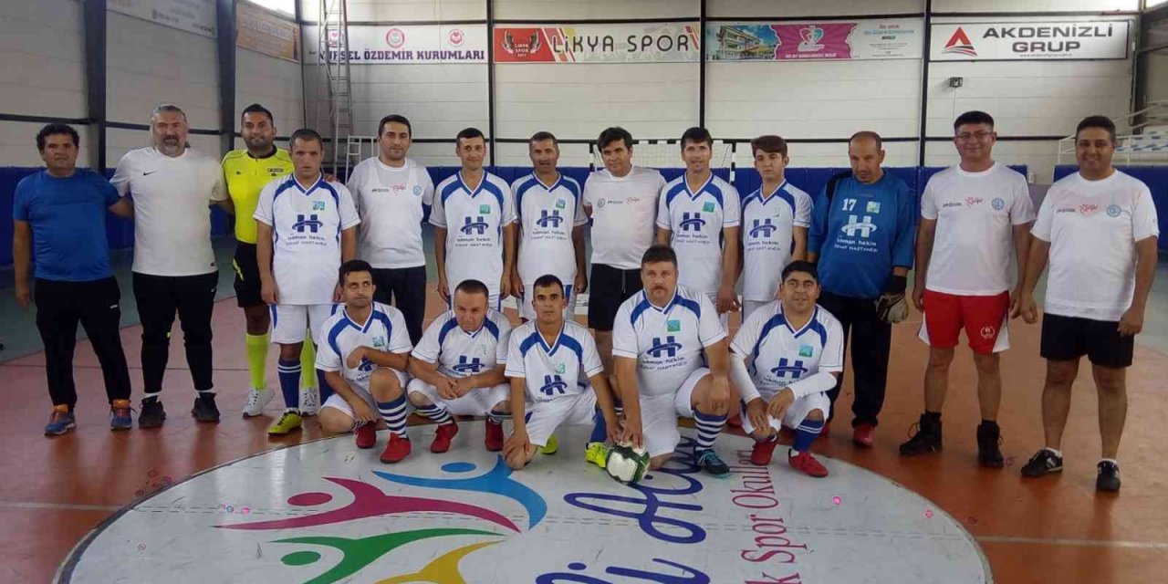 Fethiye’de özel sporcular gösteri maçı yaptı