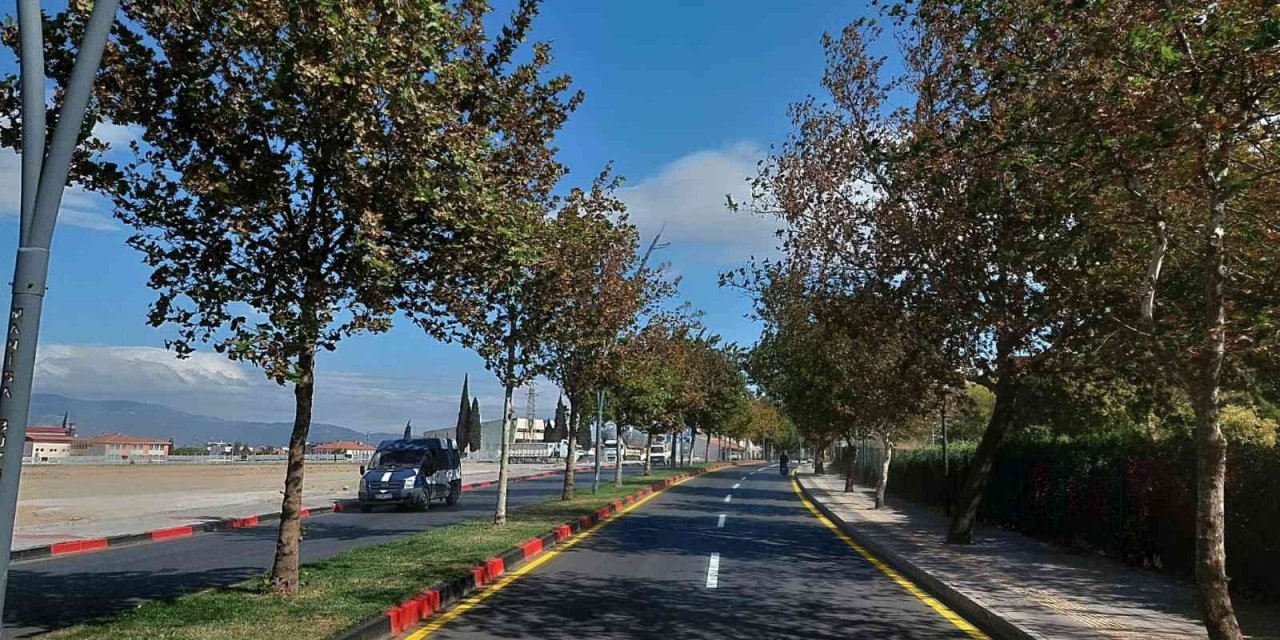 Trafikte güven için yol boyama çalışmaları sürüyor