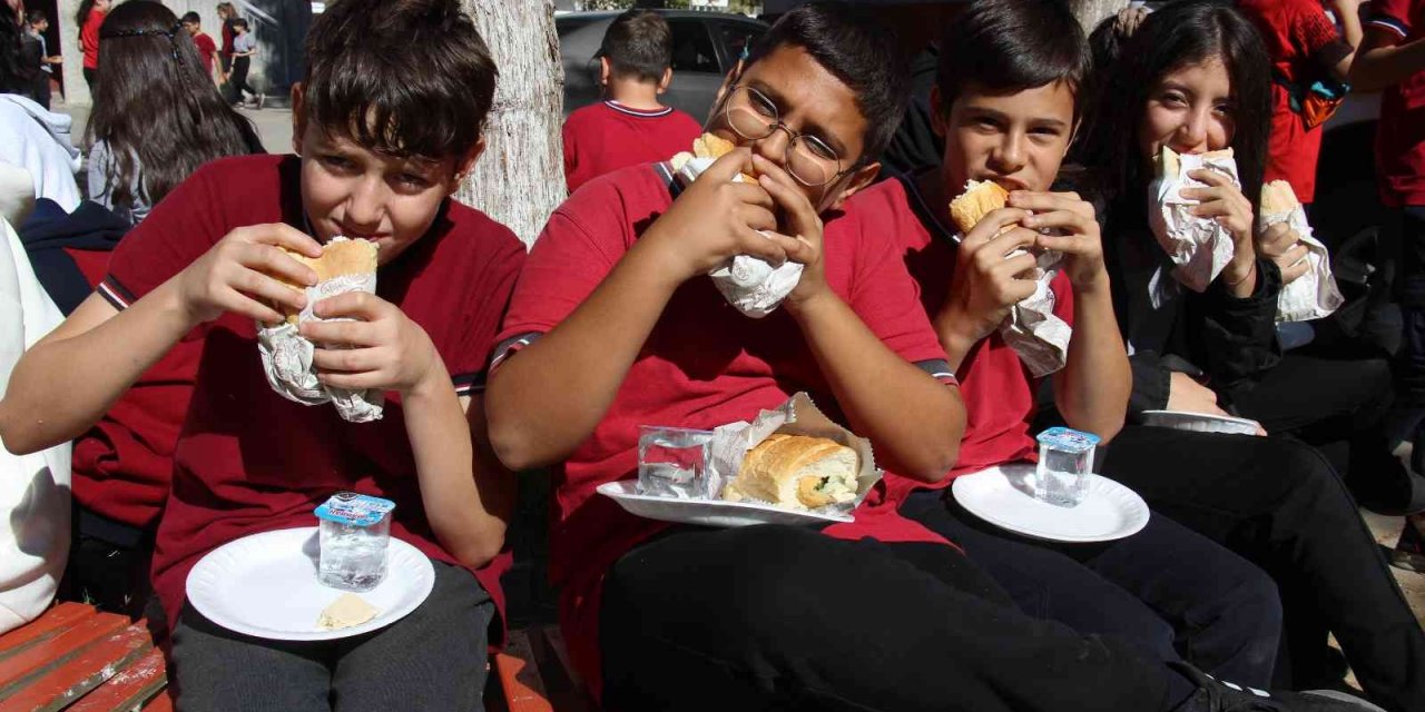 Aydın’da öğrencilerin balık ekmek keyfi