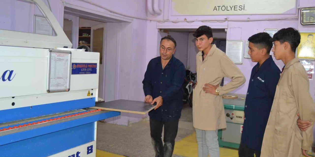 Manisa’da fabrika gibi okul