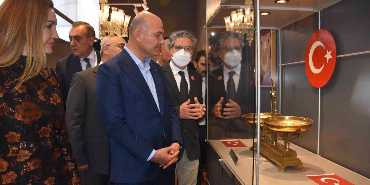 Bakan Soylu’ya Türk bayrağı hediyesi