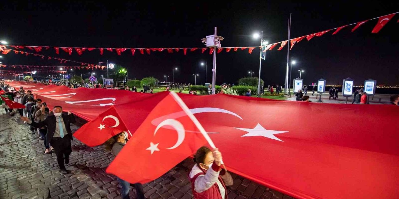 İzmir’de 3 gün 3 gece 99. yıl kutlaması
