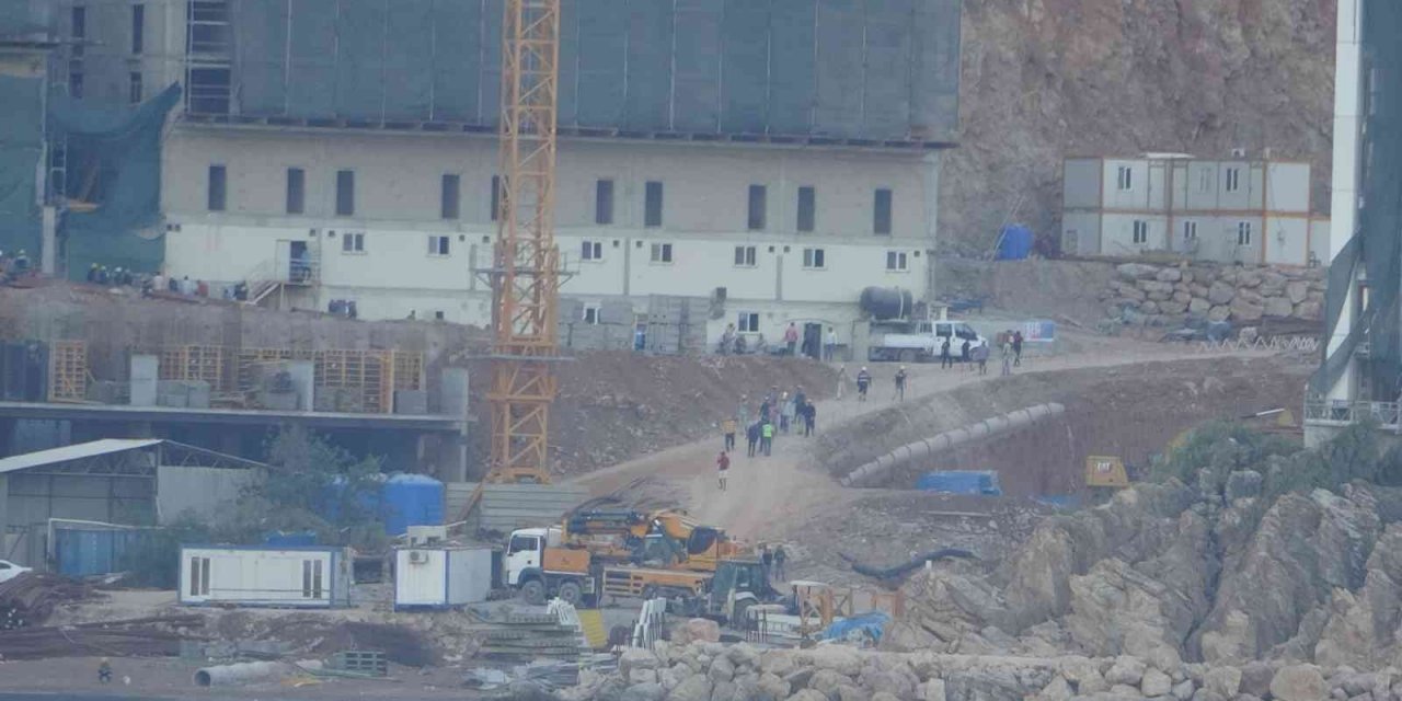 Mühürlenen otel inşaatında hareketlilik merak uyandırdı