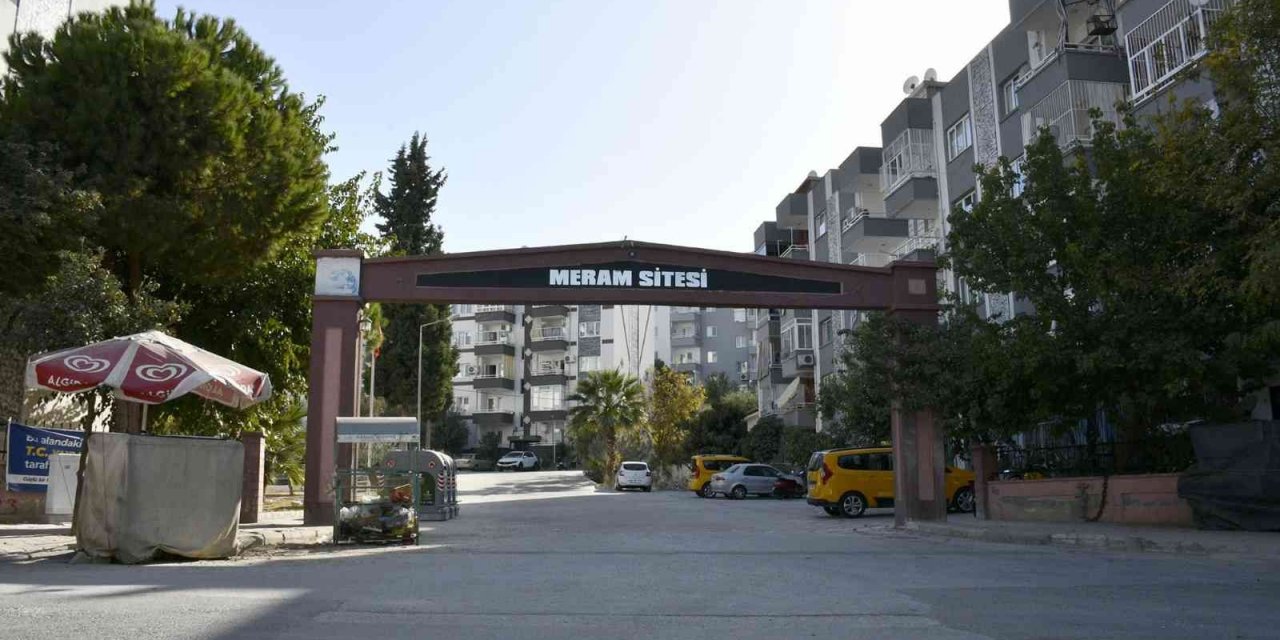 Kuşadası Belediyesi, yolları yenilemeye devam ediyor