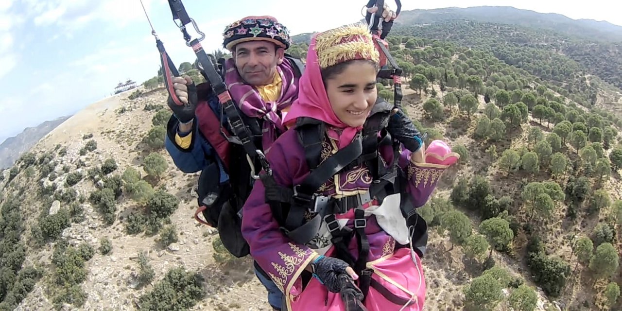 Cumhuriyet Bayramı’nı zeybek kıyafeti ile uçarak kutladılar