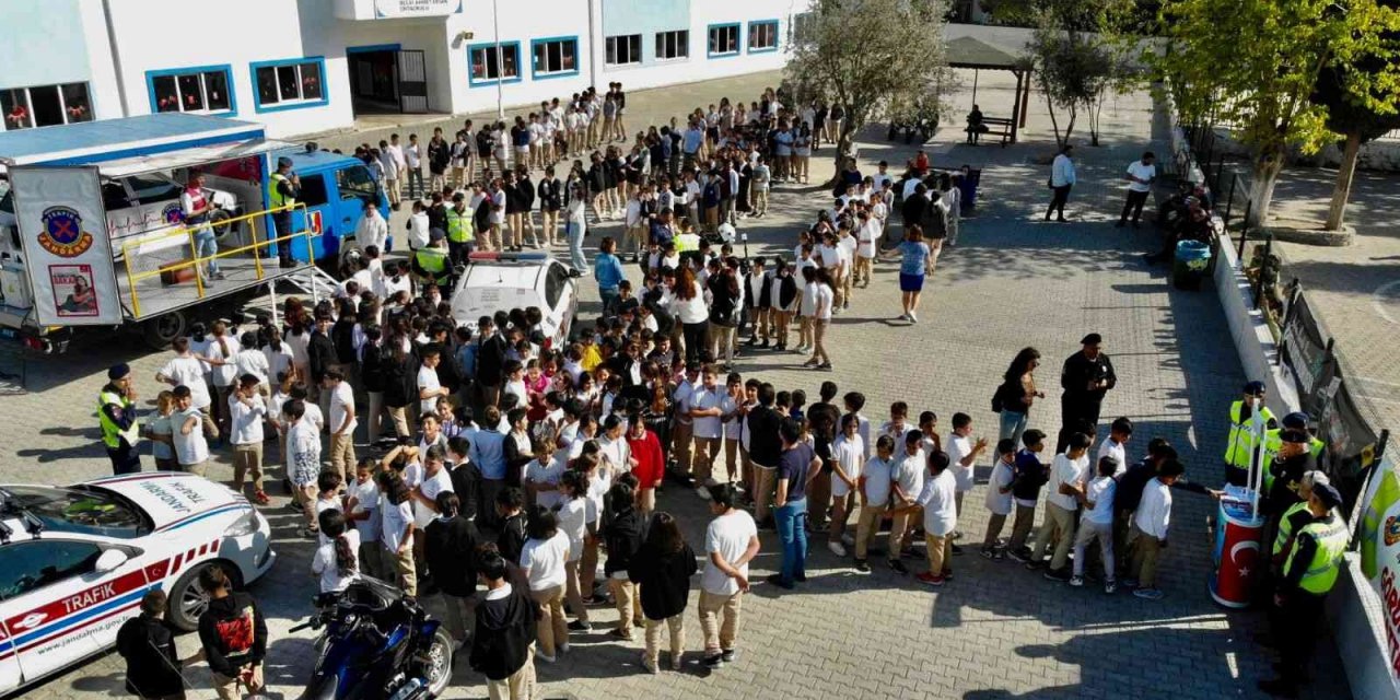 Bodrum’da öğrencilere uygulamalı emniyet kemeri eğitimi verildi