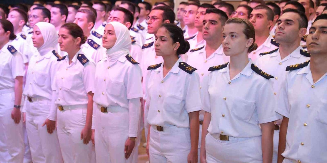 Geleceğin denizcilerini brövelerini taktı