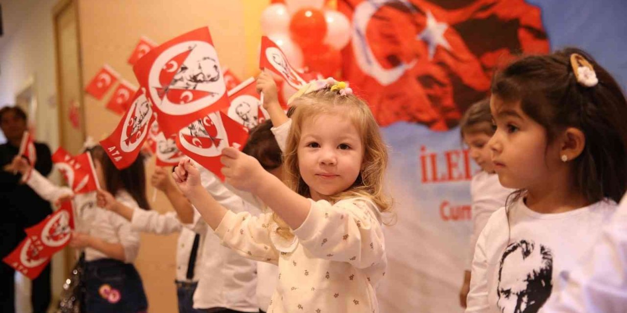 Kreşlerdeki çocukların cumhuriyet mutluluğu