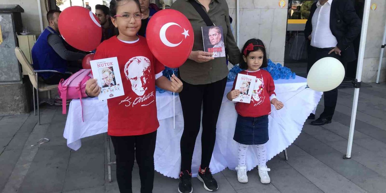 Alaşehir Belediyesin gençlere ve çocuklara Nutuk hediye etti