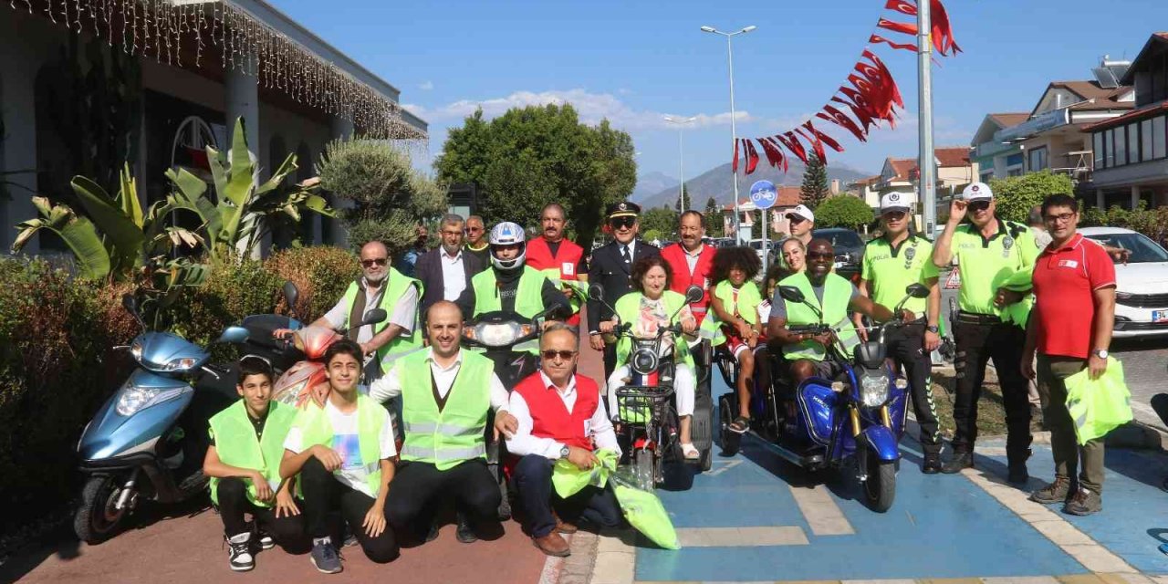 Fethiye’de motosiklet sürücülerine “Reflektif Yelek” dağıtıldı