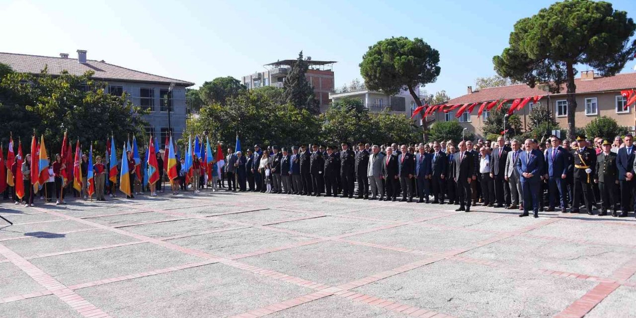 Cumhuriyet Bayramı’nın 99. yılı çelenk sunumuyla başladı