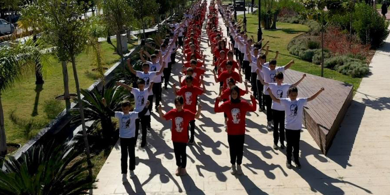 250 öğrenci cumhuriyetin 99’uncu yılında aynı anda zeybek oynadı