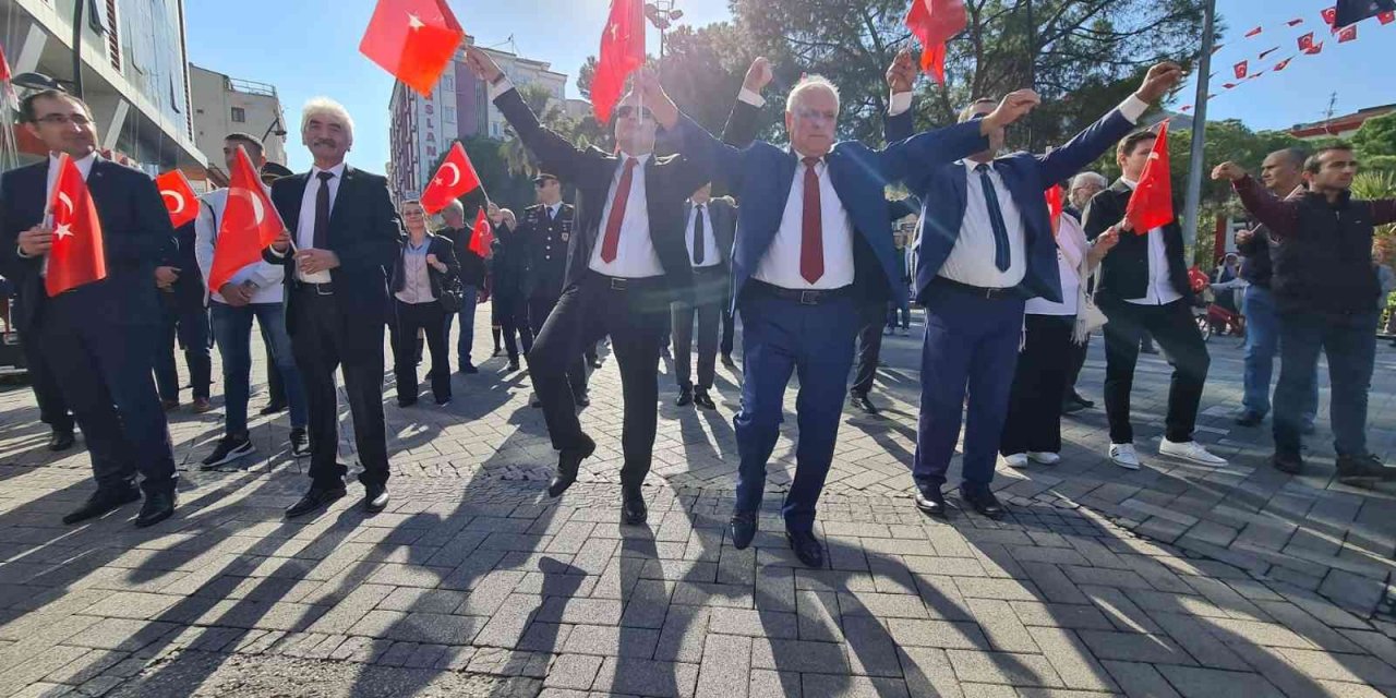 Soma’da 2 bin 500 öğrenci caddede zeybek oynadı