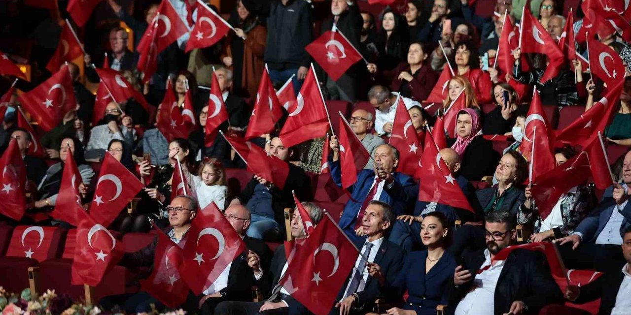 Denizli’de Cumhuriyet Konseri izleyenleri mest etti