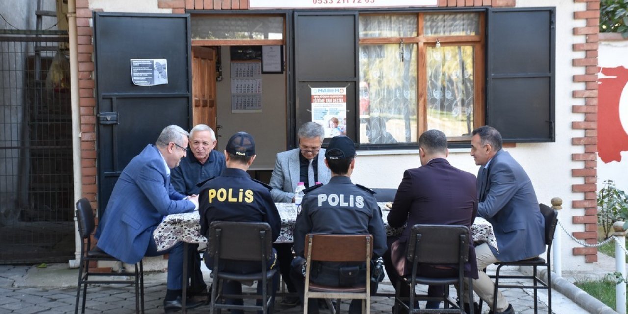 Kaymakam Sağlam, mahalle muhtarları ile bir araya geldi