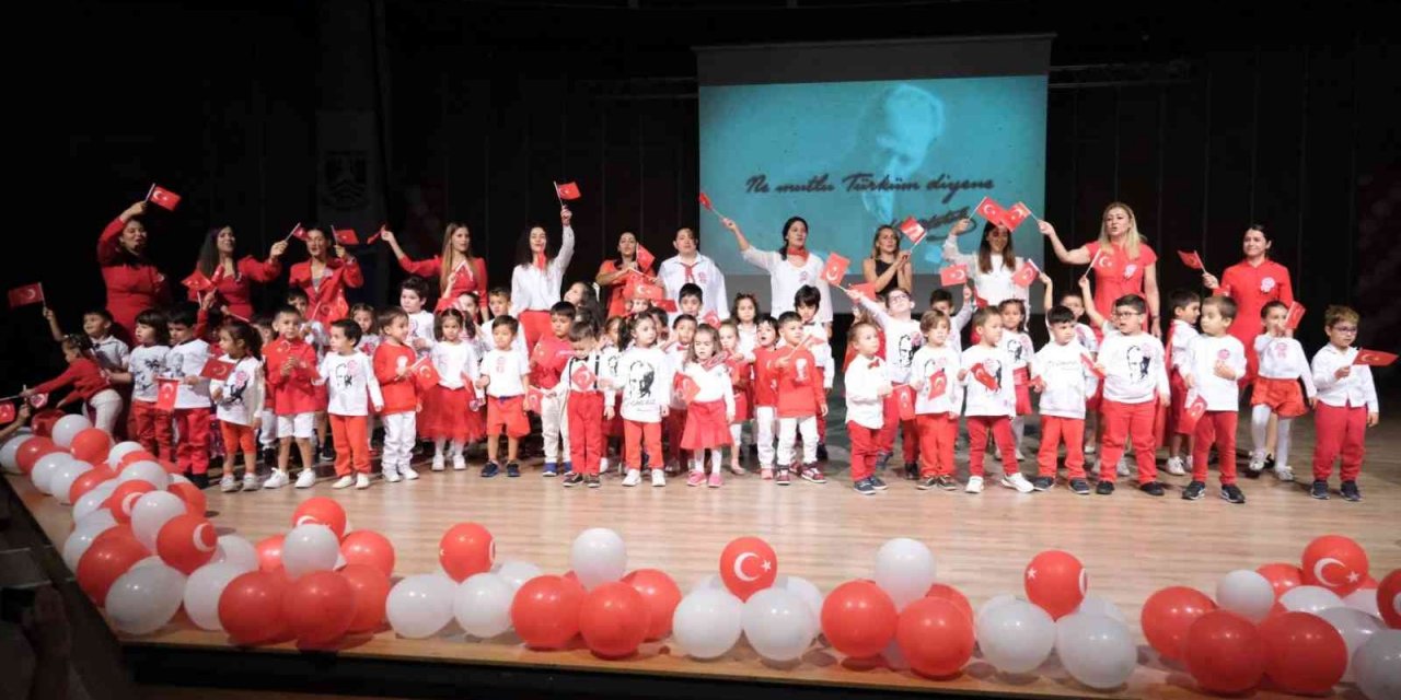 Minik öğrencilerin 29 Ekim gösterisi büyük ilgi gördü