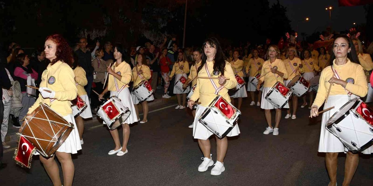 Kuşadası 5 kilometre uzunluğundaki kortej ile cumhuriyet için yürüdü