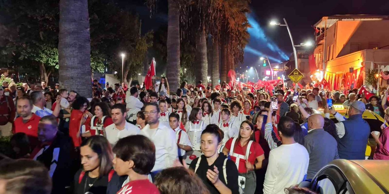 Bodrum’da kilometrelerce uzunlukta fener alayı