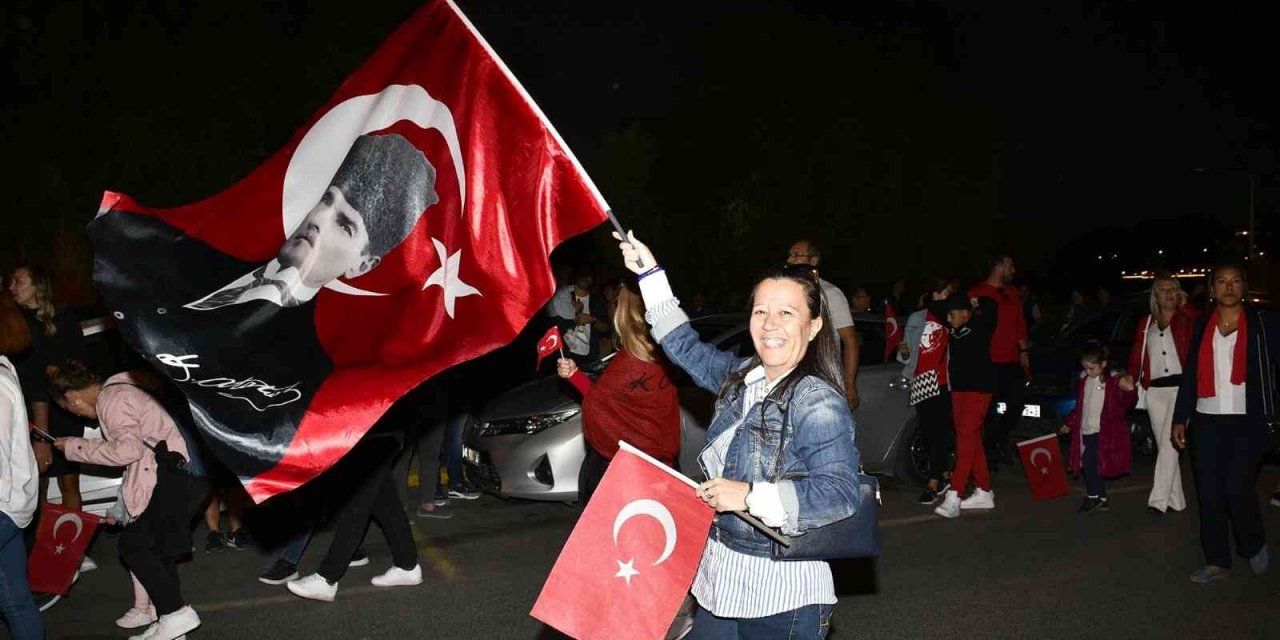 Kuşadası 5 kilometre uzunluğundaki kortej ile cumhuriyet için yürüdü