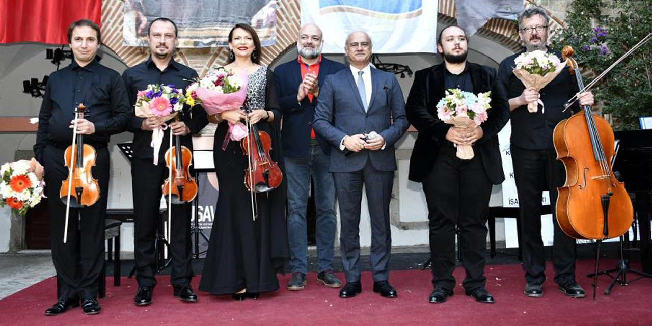 Tarihi Kervansaray’da Atatürk’ün sevdiği şarkılar yankılandı