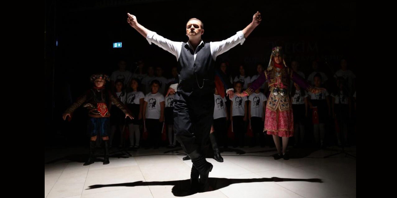 Atatürk’ün temsili zeybek oyunu geceye damgasını vurdu