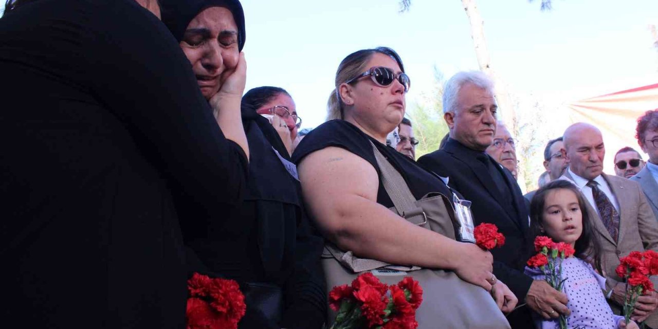 İzmir depreminde hayatlarını kaybedenler gözyaşları ile anıldı