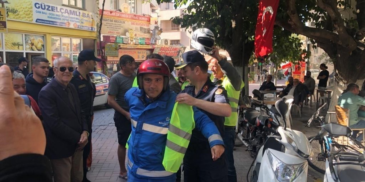 Jandarma ekipleri Güzelçamlı’da reflektör dağıttı