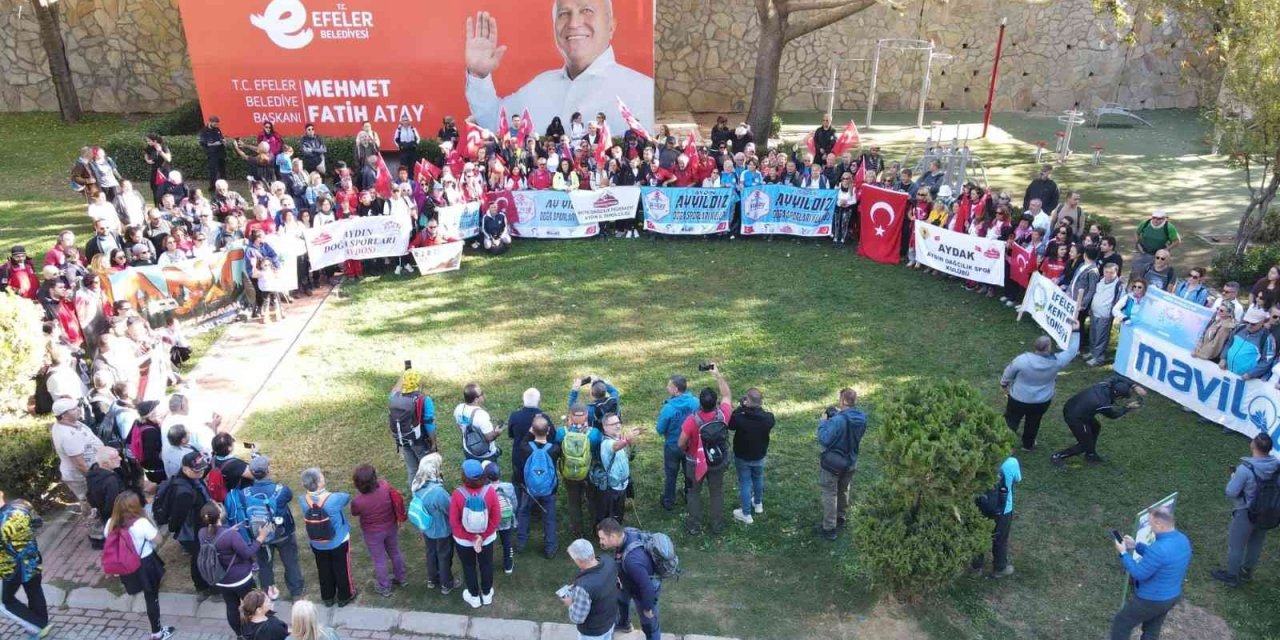 Doğa tutkunlarından Cumhuriyet yürüyüşü